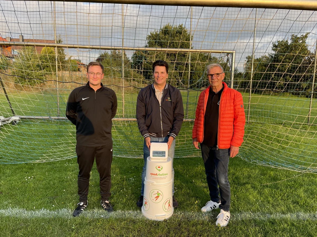 Projektteam mit einer sportstation2 auf einem Fußballplatz